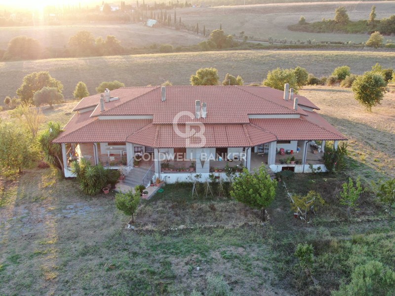 Villa in Vendita a Canino, 298'000€, 650 m²