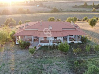 Villa in Vendita a Canino, 298'000€, 650 m²