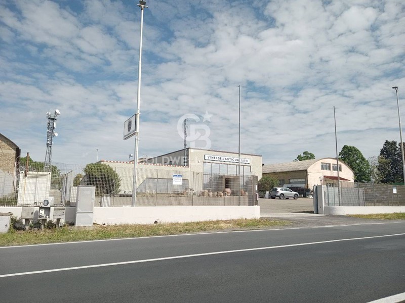 Immobile commerciale in Vendita a Viterbo, 650'000€, 1517 m², con Box