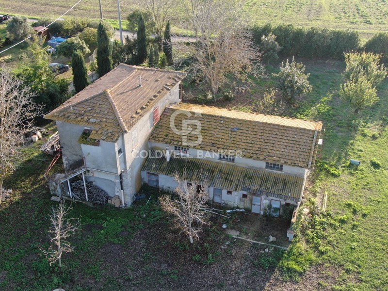 Rustico in Vendita a Canino, 180'000€, 230 m², con Box