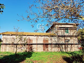 Rustico in Vendita a Canino, 180'000€, 230 m², con Box