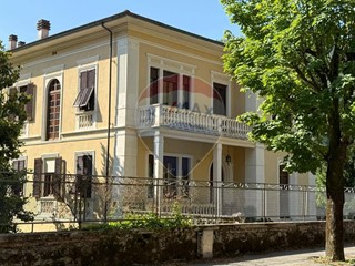 Villa in Vendita a Bagni di Lucca, 480'000€, 500 m²