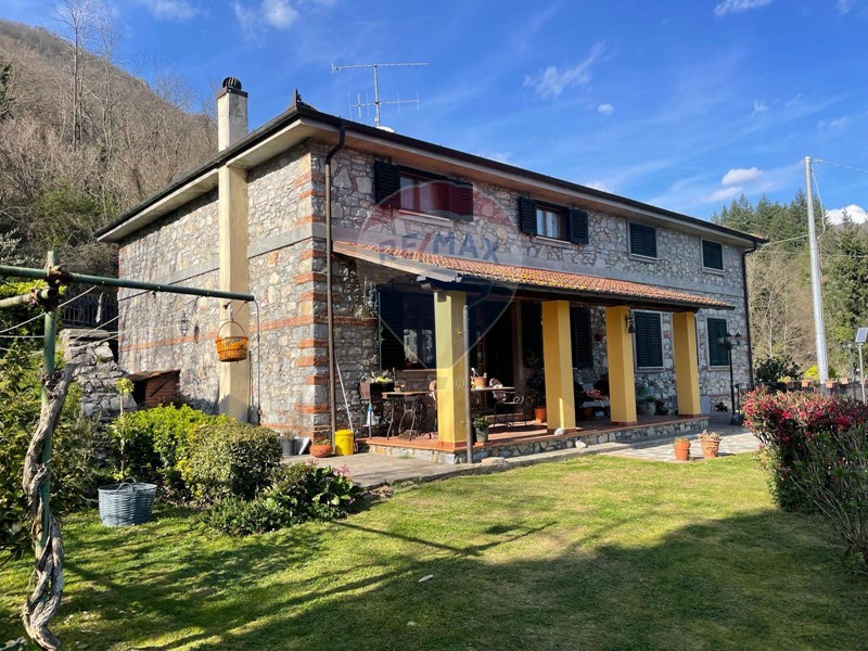 Casa Indipendente in Vendita a Bagni di Lucca, 360'000€, 300 m²