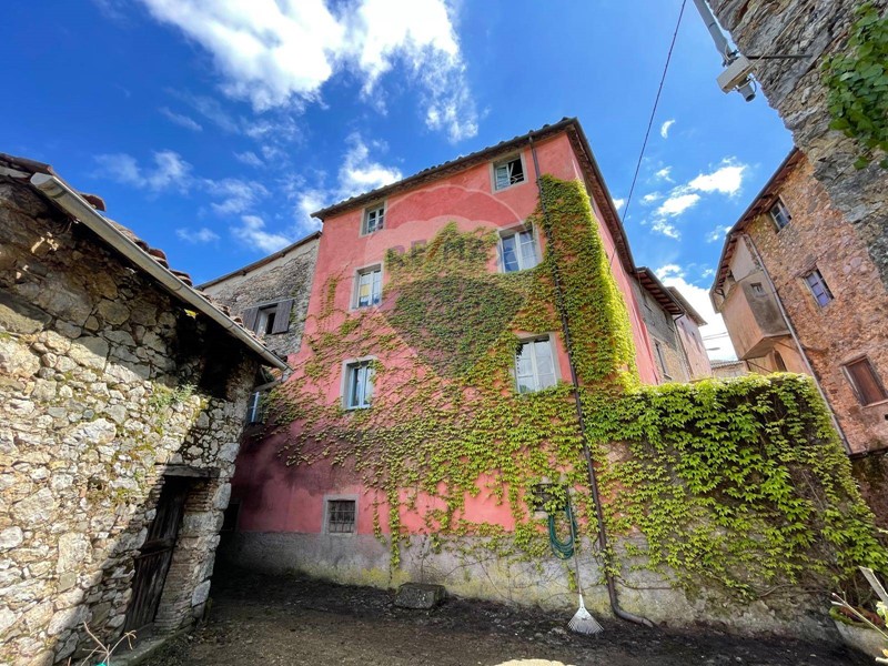 Casa Semi Indipendente in Vendita a Borgo a Mozzano, 110'000&euro;, 150 m²