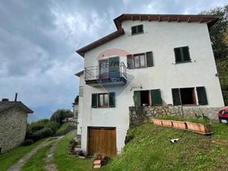 Casa Semi Indipendente in Vendita a Bagni di Lucca, 249'000€, 180 m²