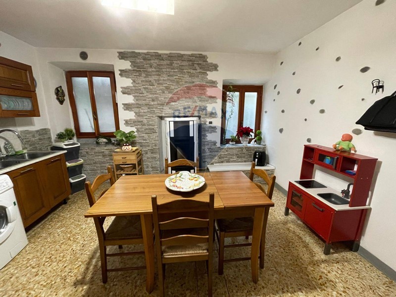 Appartamento in Vendita a Bagni di Lucca, 90'000€, 98 m²