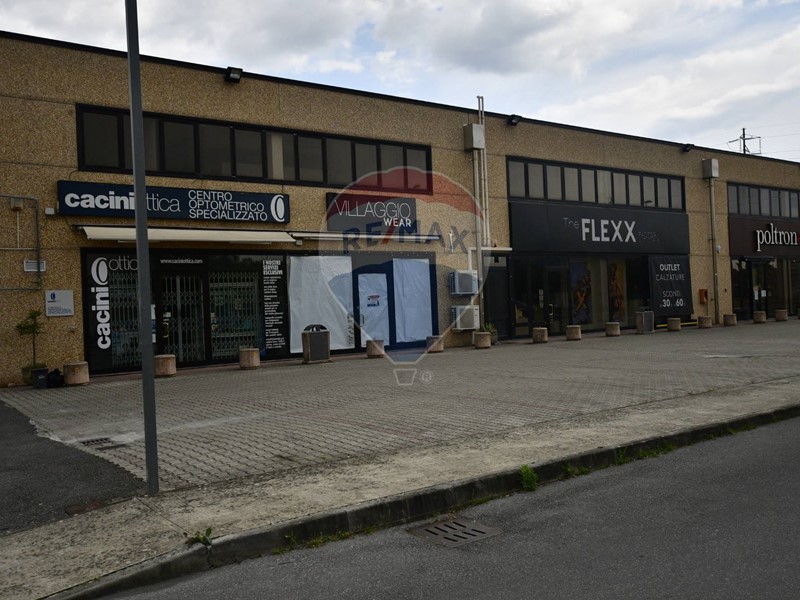 Negozio in Affitto a Lucca, 3'400&euro;, 340 m²
