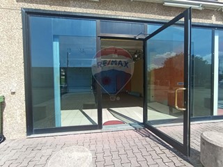 Negozio in Affitto a Lucca, 1'450€, 105 m²