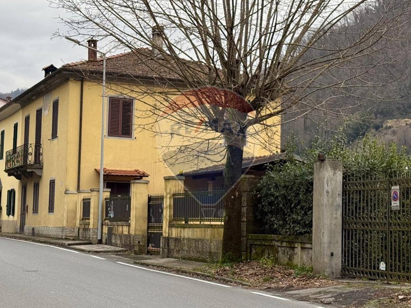 Casa Semi Indipendente in Vendita a Bagni di Lucca, 240'000€, 273 m²
