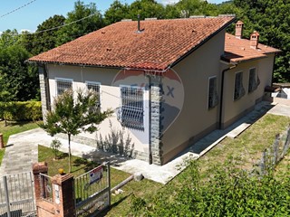 Villa in Vendita a Bagni di Lucca, 250'000€, 176 m²