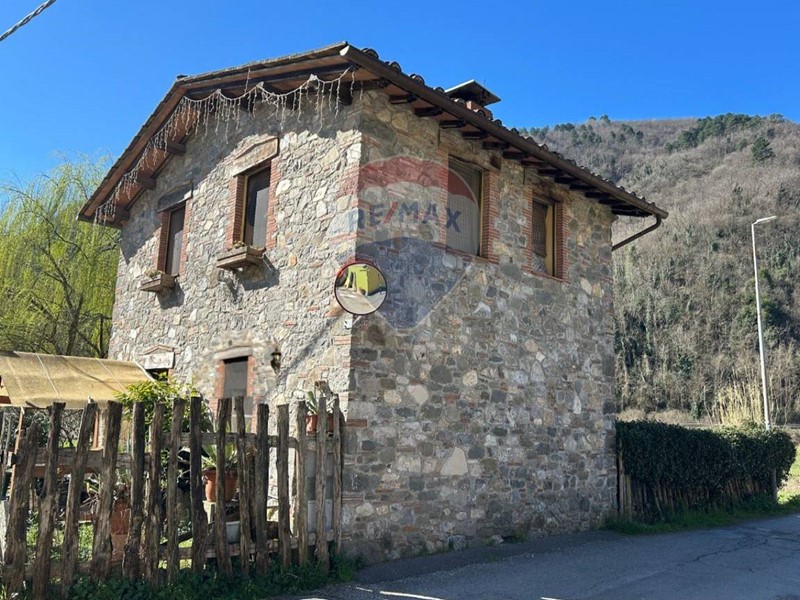 Rustico in Vendita a Borgo a Mozzano, 145'000&euro;, 91 m², con Box