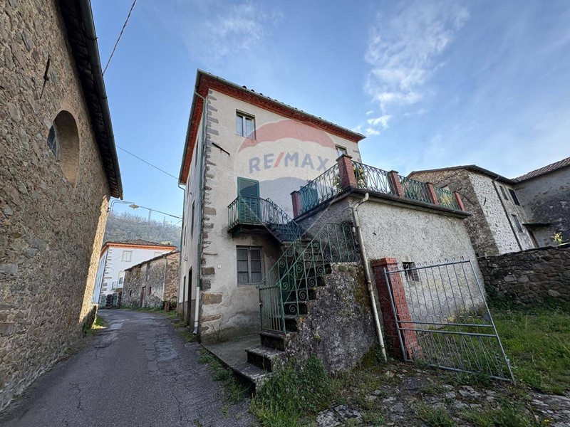 Casa Indipendente in Vendita a Bagni di Lucca, 120'000€, 180 m²
