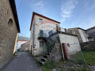 Casa Indipendente in Vendita a Bagni di Lucca, 120'000€, 180 m²
