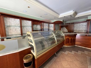 Attività commerciale in Affitto a Bagni di Lucca, 800€, 157 m²