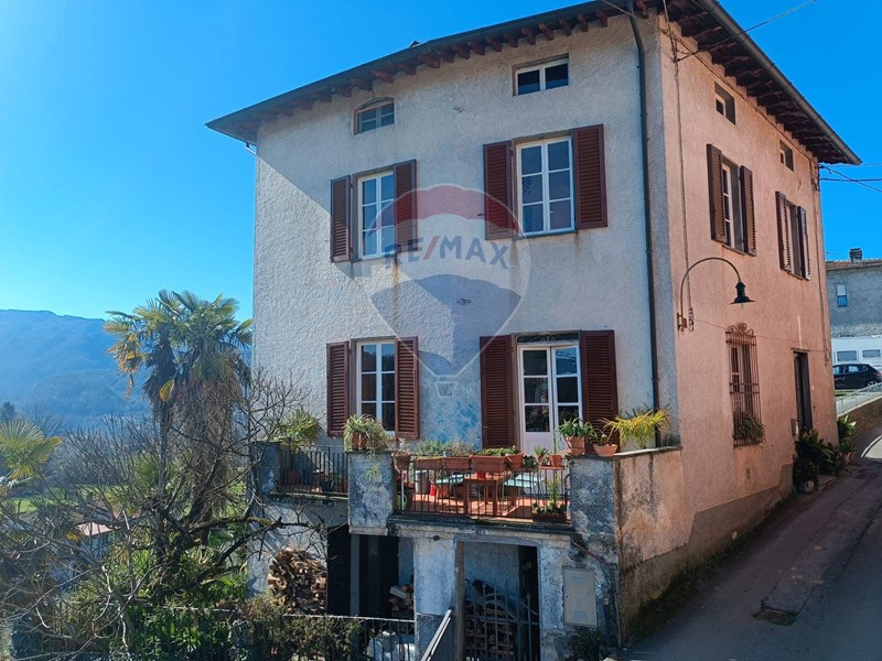 Casa Indipendente in Vendita a Barga, 225'000&euro;, 300 m²
