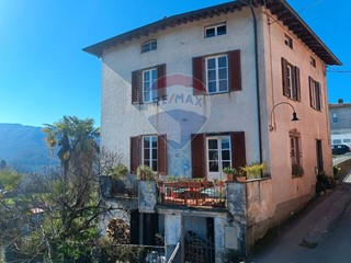 Casa Indipendente in Vendita a Barga, 225'000&euro;, 300 m²