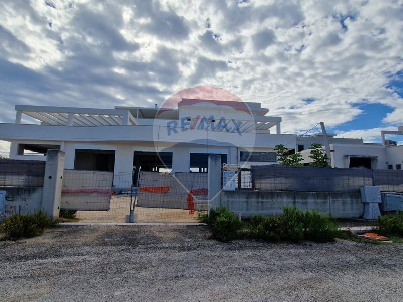 Immobile commerciale in Affitto a Monopoli, 6'000€, 849 m²