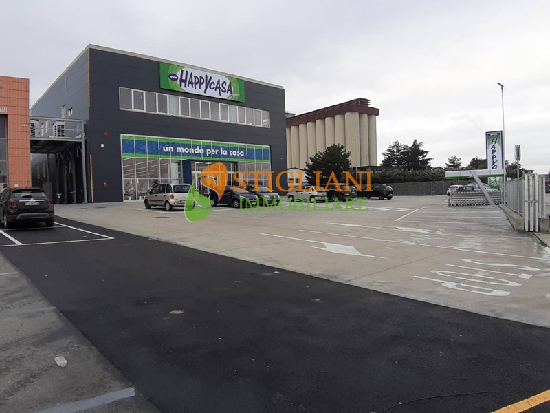 Immobile commerciale in Vendita a Ripalimosani, 3800 m²