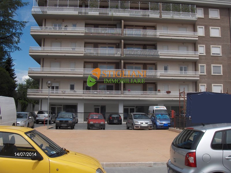 Immobile commerciale in Affitto a Isernia, 3'200&euro;, 400 m²