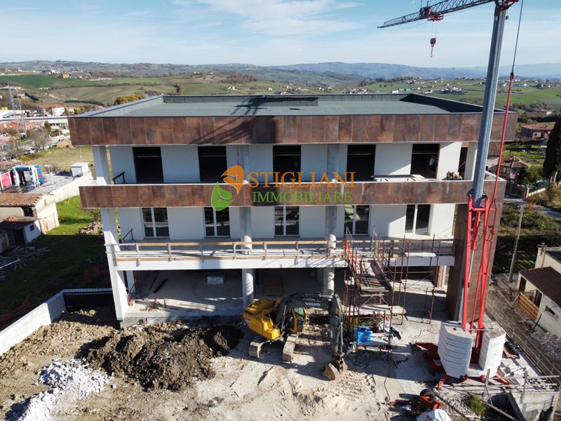 Immobile commerciale in Affitto a Campobasso, 4'000&euro;, 320 m²