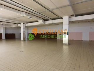 Immobile commerciale in Vendita a Teramo, 6000 m²