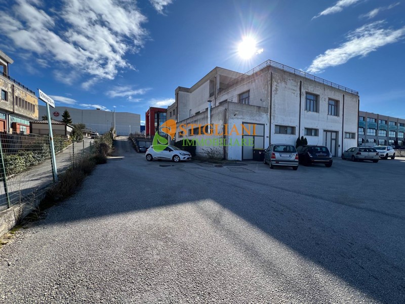 Immobile commerciale in Vendita a Campobasso, 270'000€, 470 m²