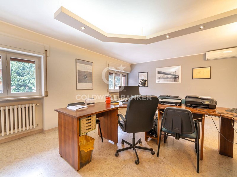 Ufficio in Affitto a Pescara, 700€, 65 m²