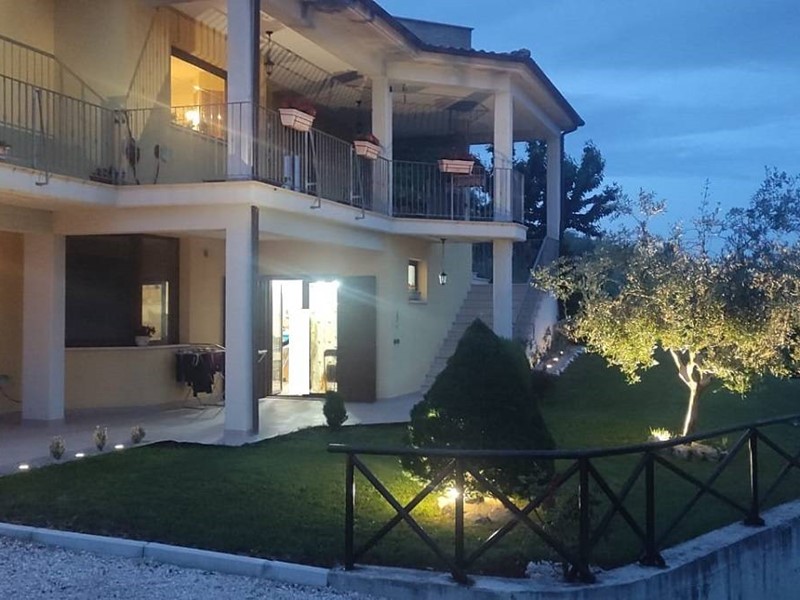 Villa in Vendita a Teramo, 350'000€, 257 m²