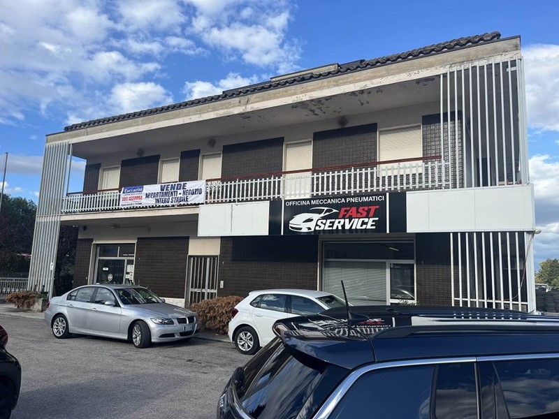 Immobile commerciale in Vendita a Teramo, 420'000€, 509 m²