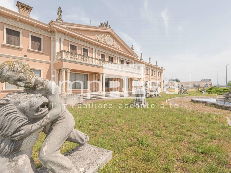 Villa in Vendita a Codroipo, 1'300'000€, 3200 m²