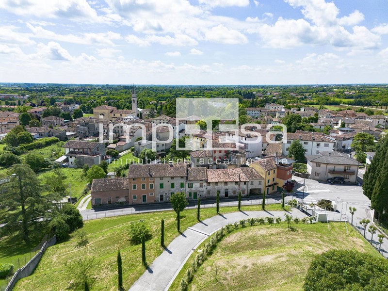 Villa in Vendita a Caneva, 250'000€, 335 m²