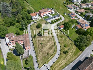 Villa in Vendita a Caneva, 250'000€, 335 m²