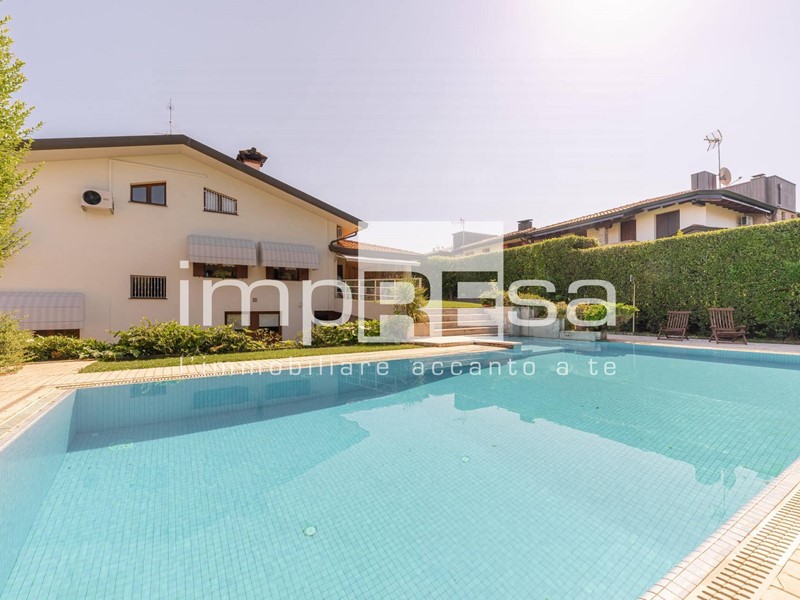 Villa in Vendita a Azzano Decimo, 490'000€, 381 m²
