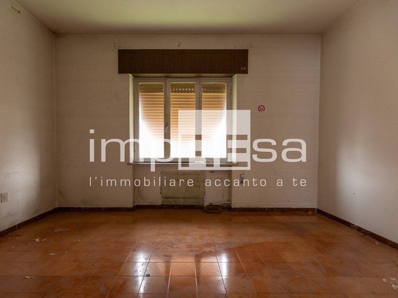 Quadrilocale in Vendita a Fontanafredda, 150'000€, 156 m², con Box