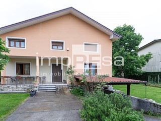 Villa in Vendita a Montereale Valcellina, 220'000€, 291 m²