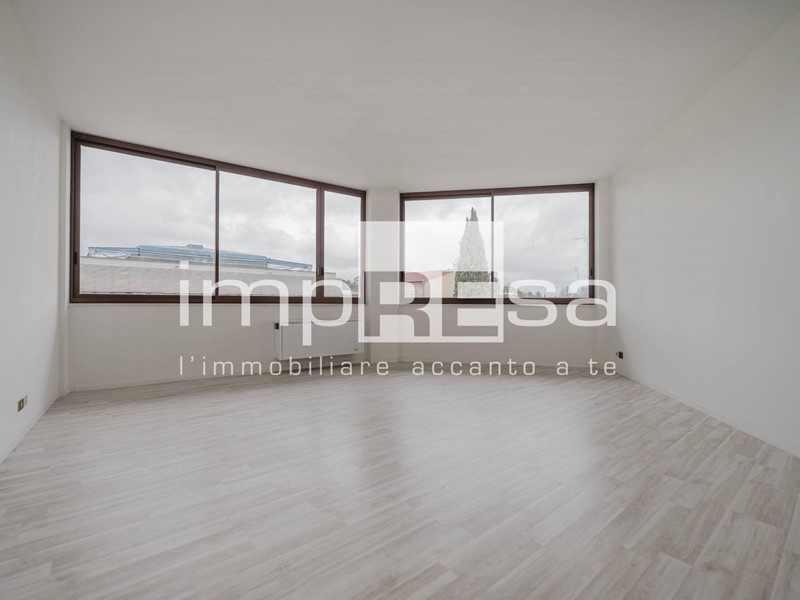 Ufficio in Affitto a Cordenons, 650€, 116 m²