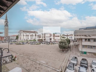 Ufficio in Affitto a Cordenons, 650€, 116 m²