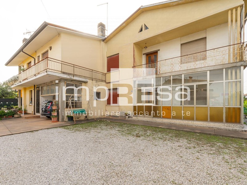Casa Semi Indipendente in Vendita a Trevignano, 195'000€, 270 m²