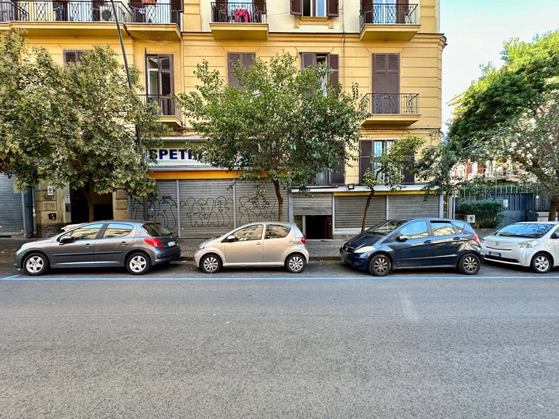 Negozio in Vendita a Napoli, 1'100'000€, 610 m²