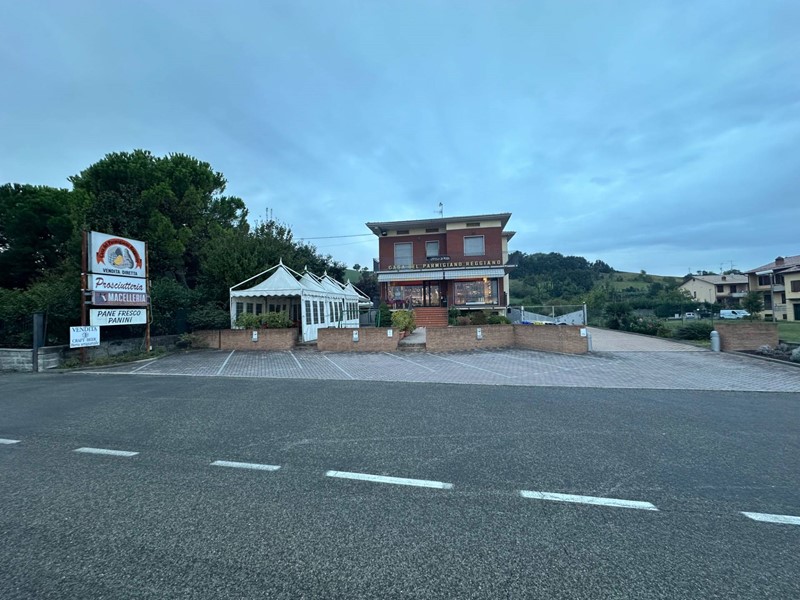 Villa in Vendita a Langhirano, 650'000&euro;, 470 m²