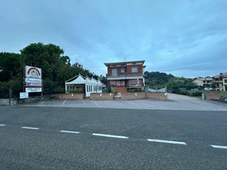 Villa in Vendita a Langhirano, 650'000&euro;, 470 m²