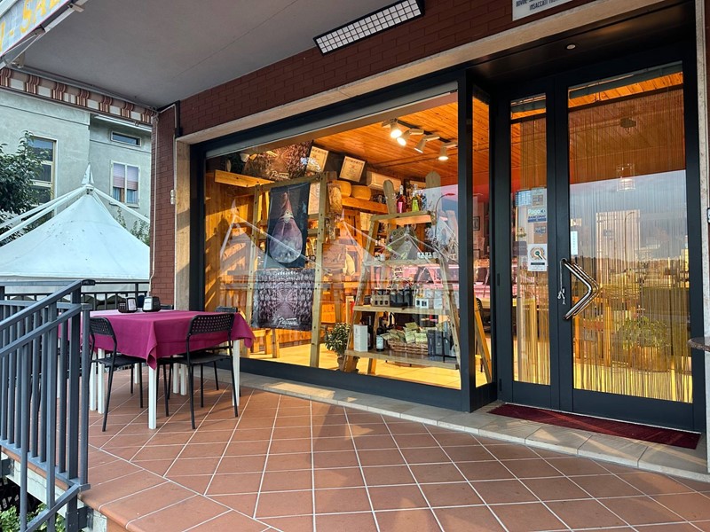 Immobile commerciale in Vendita a Langhirano, 400'000&euro;, 270 m²