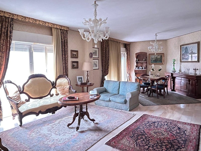 Appartamento in Vendita a Palermo, 365'000€, 190 m²