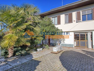 Villa in Vendita a Castronno, 210'000€, 130 m²