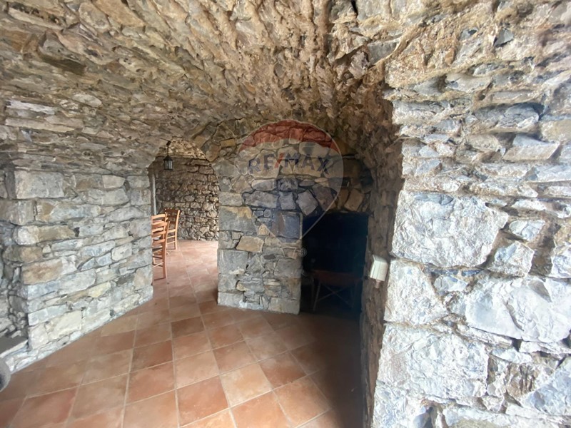 Attività commerciale in Vendita a Varese Ligure, 980'000€, 300 m²