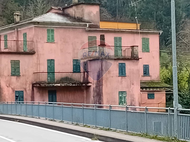 Rustico in Vendita a Mezzanego, 50'000€, 360 m²