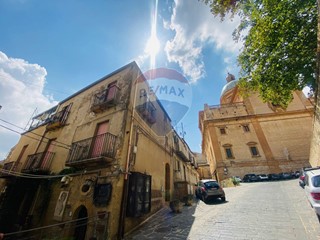 Casa Semi Indipendente in Vendita a Piazza Armerina, 60'000€, 186 m²