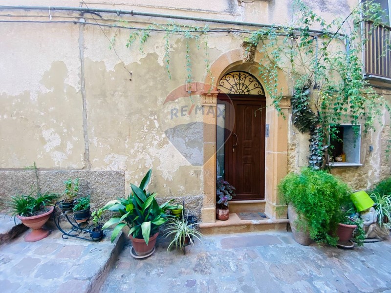 Casa Semi Indipendente in Vendita a Piazza Armerina, 57'000€, 144 m², con Box