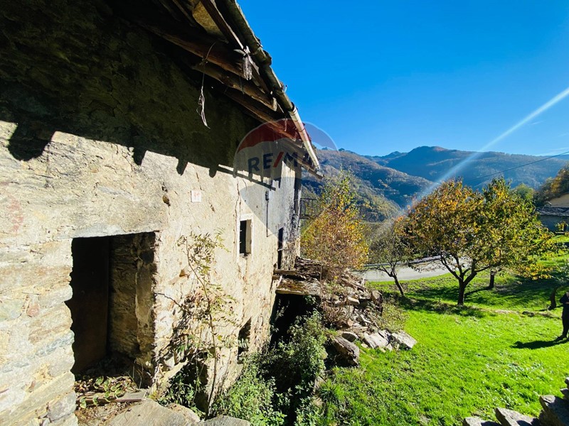 Casa Indipendente in Vendita a Fontainemore, 70'000€, 160 m²