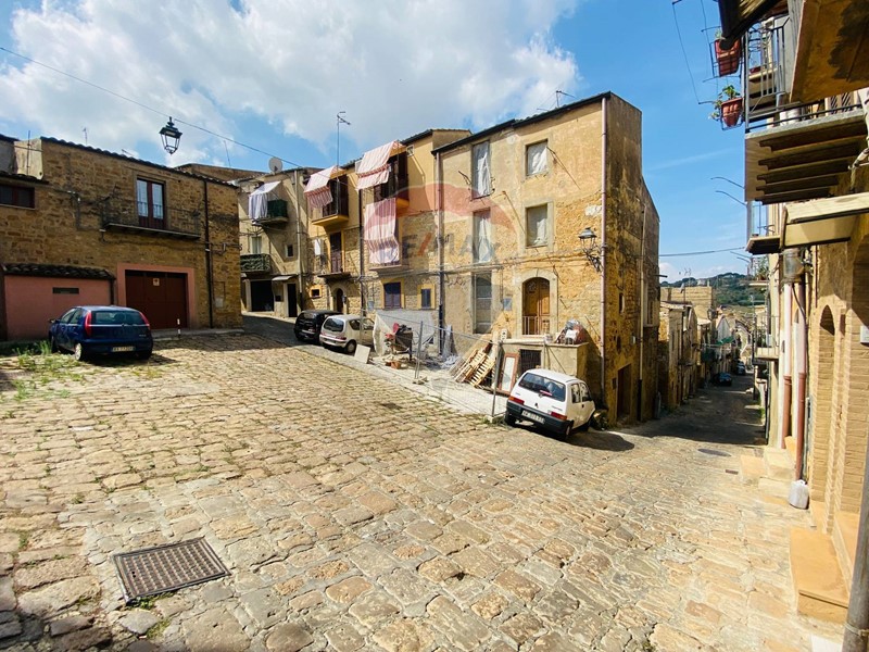 Casa Semi Indipendente in Vendita a Piazza Armerina, 60'000€, 104 m²